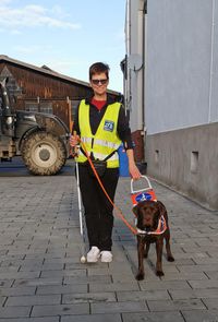 Sybille mit Führhund 